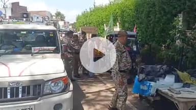 शाहजहांपुर: गर्रा पुल के पास सड़क के किनारे लगे ठेलों को परिवर्तन दल की टीम ने हटवाया, दोबारा ठेला लगाने पर कार्रवाई की चेतावनी दी