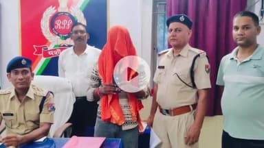 बक्सर: बक्सर रेलवे स्टेशन से आरपीएफ ने एक मोबाइल चोर को रंगेहाथ किया गिरफ्तार