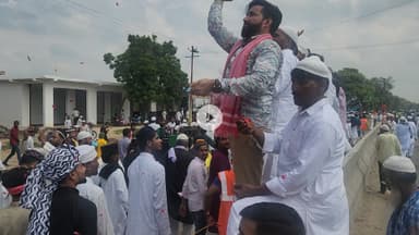 आज दिनांक 5 सितंबर 25 को 136 विधानसभा ददरौल क्षेत्र कस्बा कांट के दूर-दूर से  हजारों की संख्या में आए सभी सम्मानित मुस्लिम भाइयों का जशने ईद मिलादुन नबी के जुलूस में फूल  बरसा कर सभी मुस्लिम भाइयों को शुभकामनाएं दी वह मुबारकबाद