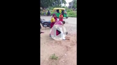 झांसी: आदिवासी कॉलोनी में पैसों की लेन-देन को लेकर दो लोगों में विवाद, जमकर हुई मारपीट, वीडियो वायरल