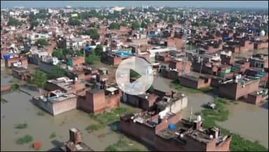 मथुरा: मथुरा में आसमान से बाढ़ के हालात, सैकड़ों मकान बाढ़ के पानी में डूबे