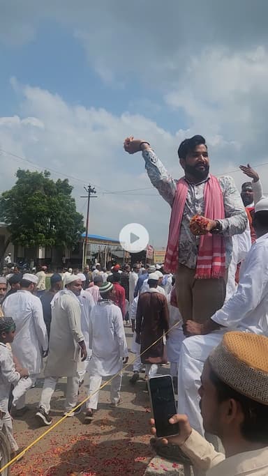 आज दिनांक 5 सितंबर 25 को 136 विधानसभा ददरौल क्षेत्र कस्बा कांट के दूर-दूर से  हजारों की संख्या में आए सभी सम्मानित मुस्लिम भाइयों का जशने ईद मिलादुन नबी के जुलूस में फूल  बरसा कर सभी मुस्लिम भाइयों को शुभकामनाएं दी वह मुबारकबाद