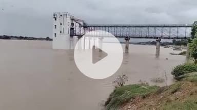 बाह: पिनाहट में चंबल नदी का जलस्तर तीसरी बार बढ़ा, स्टीमर संचालन तीसरे दिन भी बंद