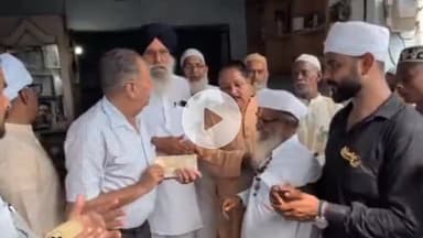 पूरनपुर: अल खजरा मस्जिद कमेटी ने पंजाब बाढ़ पीड़ितों के लिए बलजीत सिंह को सौंपा चेक