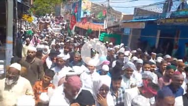 उतरौला: उतरौला में इस्लाम धर्म के अंतिम पैगंबर हजरत मोहम्मद सल्लल्लाहो वाले वसल्लम के जन्मदिन पर निकाला गया जुलूस