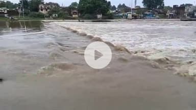 धरमपुरी: मूसलाधार बारिश से नर्मदा-खुज नदी में उफान, मंदिर-घाट जलमग्न, गांवों का संपर्क टूटा