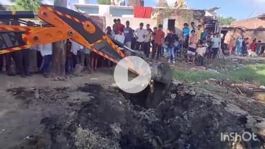 संभल: रायसत्ती थाने के गांव सदिरानपुर में होली दहन की जगह के अवैध कब्जे को प्रशासन ने बुलडोजर से हटवाया