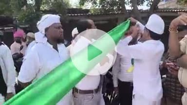 चौपारण: जुलूस-ए-मोहम्मदी में शामिल हुए गणमान्य लोग, सीओ व पुलिस अधिकारियों का पगड़ी पहनाकर स्वागत किया गया