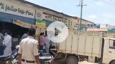 నాంపల్లి: మండల కేంద్రంలో వినాయక నిమజ్జనం రోజు కూడా ఆగ్రోస్ రైతు సేవ కేంద్రం వద్ద యూరియా కోసం పడిగాకులుగాసిన అన్నదాతలు