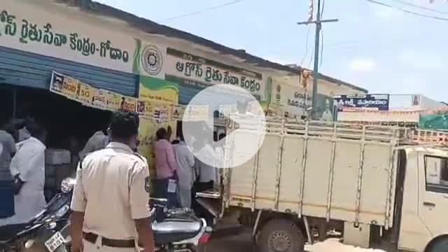 నాంపల్లి: మండల కేంద్రంలో వినాయక నిమజ్జనం రోజు కూడా ఆగ్రోస్ రైతు సేవ కేంద్రం వద్ద యూరియా కోసం పడిగాకులుగాసిన అన్నదాతలు