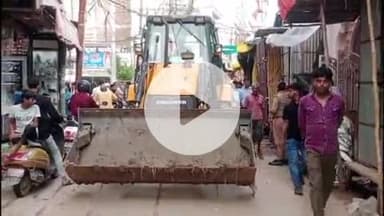 प्रतापगढ़: शहर के पंजाबी मार्केट से सिनेमा रोड पर हुए अतिक्रमण पर नगर पालिका का बुलडोजर चला