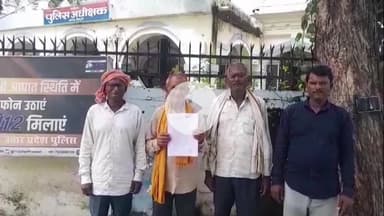 मैनपुरी: भोगांव क्षेत्र के ग्रामीणों ने लेखपाल पर खेत में जेसीबी से जबरन गड्ढा खुदवाने का आरोप लगाया, डीएम और एसपी से की शिकायत