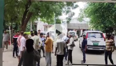 रफीगंज: औरंगाबाद सांसद के स्कॉर्ट गाड़ी की चपेट में आया बच्चा, सांसद ने इलाज के लिए गाड़ी रुकवा कर रफीगंज CHC में कराया भर्ती