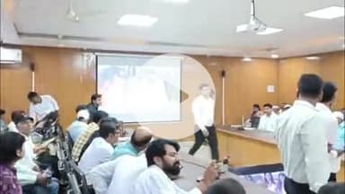 प्रतापगढ़: कैम्प कार्यालय सभागार में शिक्षक दिवस पर डीएम और सदर विधायक ने शिक्षकों को किया सम्मानित