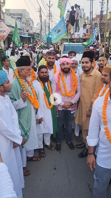 शाहजहांपुर नगर में जशने ईद मिलादु नबी के उत्सव पर ऐतिहासिक जुलूस मैं शामिल हुए वह शाहजहांपुर कमेटी द्वारा फूल माला और पगड़ी पहनकर सम्मानित किया मैं शाहजहांपुर की पूरी कमेटी को  तहे दिल से आभार वक्त करता हूं  एवं जश्ने ईद मिलादुल नवी के पर्व