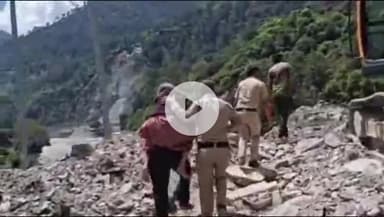 चिन्यालीसौड़: धरासू के समीप गंगोत्री राजमार्ग पर 12 घंटे वाहनों की आवाजाही बंद रही, शुक्रवार शाम 6 बजे खुला राजमार्ग