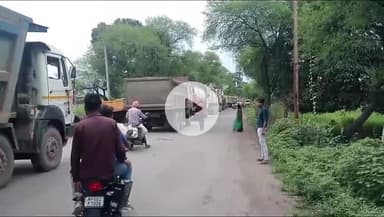 सिंगरौली: खुटार मुख्य मार्ग पर ट्रेलर के कारण लगा जाम, स्थानीय लोग परेशान