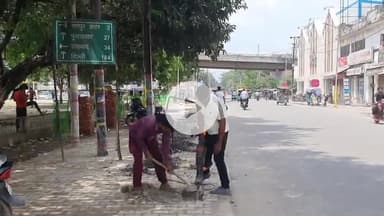 रामपुर: थाना सिविल लाइन के ठीक सामने जाम की स्थिति से निपटने के लिए नगर पालिका के अधिकारियों ने रैलिंग लगवाना शुरू किया