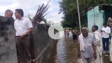 पलवल: होडल विधायक हरेंद्र सिंह ने यमुना नदी में बढ़ते जलस्तर के कारण हसनपुर के गांवों में जलभराव का जायजा लिया