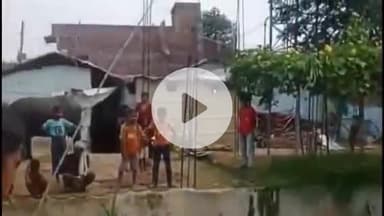 परिहार: मानिकपुर मुसहरनिया में पलटी स्कूल वैन, जेसीबी से बाहर निकाला गया