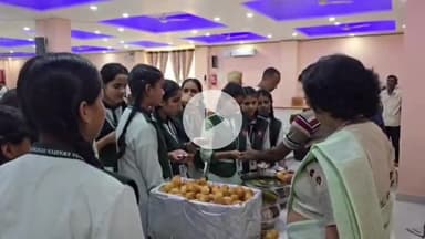 आरा: संभवना आवासीय विद्यालय में धूमधाम से मनाया गया शिक्षक दिवस, प्राचार्या ने खुद छात्रों को कराया भोजन