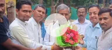 मेदिनीनगर (डालटनगंज): पलामू के युवा सामाजिक कार्यकर्ता आशीष ने रांची में बाबूलाल मरांडी को किया सम्मानित