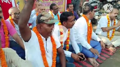 बक्सर: बुनियादी विद्यालय परिसर में महासंघ गोपगुट के नेतृत्व में कर्मियों का शिक्षक के सम्मान में उपवास सह धरना
