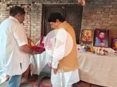 बाह: जसोल गांव पहुंचे सांसद सुमन, पीड़ित परिवारों से की मुलाकात