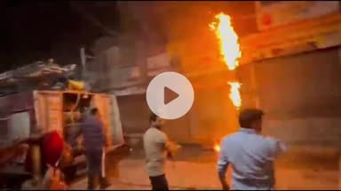 ਅੰਮ੍ਰਿਤਸਰ 2: ਗਲਵਾਰੀ ਗੇਟ ਇਲਾਕੇ 'ਚ ਬਿਜਲੀ ਦੇ ਖੰਭੇ ਨੂੰ ਲੱਗੀ ਅੱਗ, ਫਾਇਰ ਬ੍ਰਿਗੇਡ ਦੀ ਗੱਡੀ ਨੇ ਮੌਕੇ 'ਤੇ ਪਹੁੰਚ ਕੇ ਬੁਝਾਈ ਅੱਗ