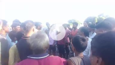 बाढ़ पीड़ितों के बीच पहुंचे किसान नेता पटेल से बोले बाढ़ पीड़ित सांसद जी के निर्देश पर अधिकारी कर रहे मदद मिल रही सहायता