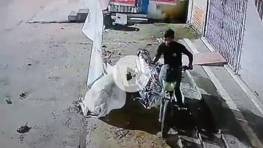 बैकुंठपुर जेल रोड मे बाईक चोरी सीसी टीवी केमरा आया अभी तक नही पकड़े गये चोर