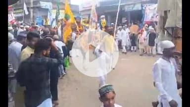 पीपलदा: इटावा में ईद मिलादुन्नबी का जुलूस निकला, घोड़े पर सवार युवाओं ने हाथों में झंडे लेकर पैगम्बर ए इस्लाम को किया याद