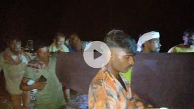 अक्कलकुवा: सर्पदंश झालेल्या महिलेचा बांबूच्या झोळीतून नदीच्या पाण्यातून भर पावसात बारीपाडा ते गोंडामल जीवघेणा प्रवास