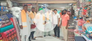 अपने प्रतिष्ठान इंद्रधनुष बीपी रोड बक्सर में ईद उल मिलादूनबी  के अवसर पर अल्पसंख्यक समाज के साथियों को सम्मानित करते हुए बड़े भाई संजय कुमार एवं ऋतुराज