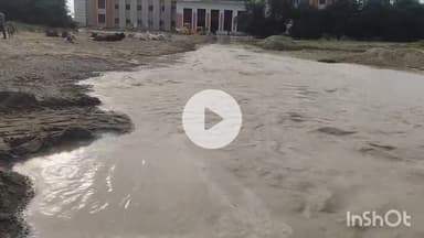 शाहजहांपुर: गर्रा नदी का पानी नगर निगम की निर्माणाधीन बिल्डिंग तक पहुंचा, हालात गंभीर