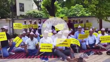 हरिद्वार: पुरानी पेंशन बहाली की मांग को लेकर ओम पुल के पास एक दिवसीय उपवास पर बैठे कर्मचारी, जमकर नारेबाजी की