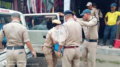 घाट: नन्दानगर में आपदा प्रभावितों के लिए चमोली पुलिस बनी मिसाल, प्रभावितों को बांटी राहत सामग्री
