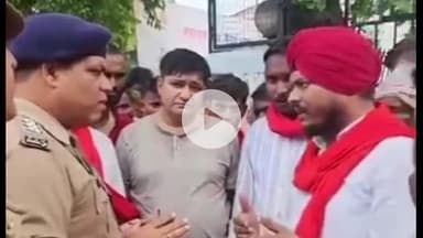 मैनपुरी: बेवर में युवती की रेप के बाद आत्महत्या के मामले में आरोपियों पर कार्रवाई को लेकर एसपी कार्यालय का किया घेराव