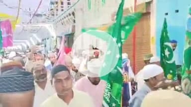 झांसी: जश्ने ईद मिलादुन्नबी के अवसर पर नमाज़-ए-फज्र के बाद, कुरैश नगर की रज़ा मस्जिद से जश्ने चिराग़ और परचम कुशाई अदा की गई