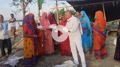 सुपौल: लालगंज गांव में युवा कांग्रेस के बिहार प्रदेश सचिव ने बाढ़ पीड़ितों के बीच राहत किट वितरित किए