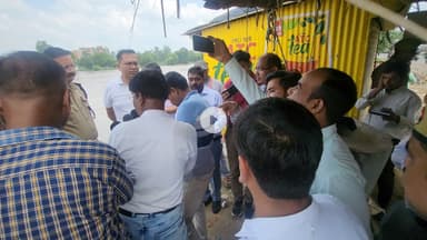 #Shahjahanpur 
 जनपद के ददरौल विधानसभा में रोड से जगह-जगह पानी ग्रामों में घुस रहा है जहां पर खालर की एरिया है। उसको लेकर प्रशासन से वार्ता की की तत्काल वहां पर बोरिया लगवा कर या पत्थर लगवा कर गांव का पानी रोका जा सकता है, जिससे काफी गांव ब