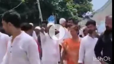 नवादा: नवादा के अंसार नगर डोभरा पर रेलवे ओवरब्रिज के पास अंडरग्राउंड रोड बनाने की मांग लेकर पहुंचे विधायक