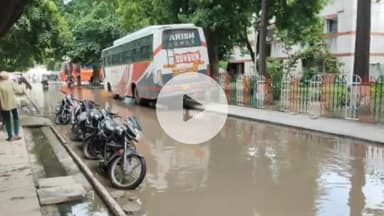 शाहजहांपुर: गर्रा नदी का जलस्तर बढ़ने से मेडिकल कॉलेज में पानी पहुंचना शुरू, मरीजों को दूसरी जगह शिफ्ट करने की तैयारी शुरू