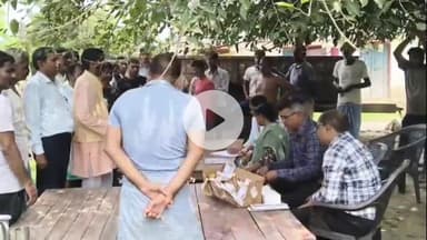 केंद्रीय राज्यमंत्री के निर्देश पर जिलाधिकारी बीसलपुर में अधिकारियों के साथ बाढ़ पीड़ितों करा रहे राहत सामग्री वितरण।