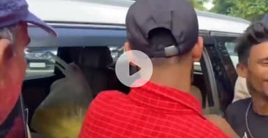 पटना ग्रामीण: मरीन ड्राइव पर तेजस्वी यादव के साथ डांस करने वाले युवा राबड़ी आवास पहुंचे, तेजस्वी को दी मिठाई