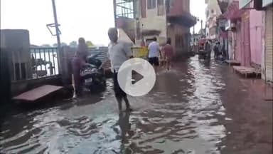 मथुरा: विश्राम घाट के बाजारों में आई बाढ़ ने व्यापार को किया चौपट