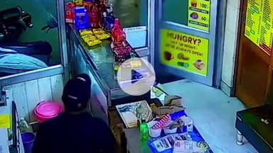 ਅੰਮ੍ਰਿਤਸਰ 2: ਖਜਾਨੇ ਵਾਲੇ ਗੇਟ ਤੇ ਬੇਕਰੀ ਦੀ ਦੁਕਾਨ ਤੇ ਪੁਲਿਸ ਦੀ ਵਰਦੀ ਪਾ ਕੇ ਵੜਿਆ ਇੱਕ ਨੌਜਵਾਨ ਬਿਨਾਂ ਪੈਸੇ ਦਿੱਤੇ ਖਰੀਦਿਆ ਸਮਾਨ