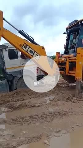 #लाङवा #रपट कल शाम से लूणी नदी रपट से कुछ कदम पहले एक ट्रेलर फंसा हुआ है। रात से मशक्कत करने पर भी अभी तक कामयाबी नहीं