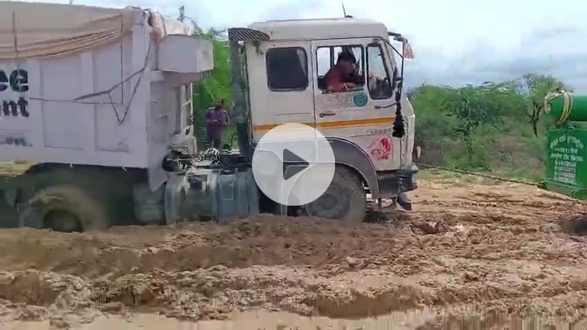 #लाङवा रपट पर कल शाम से फसा हुआ ट्रक की मेहनत के करने के बाद भी नही निकला