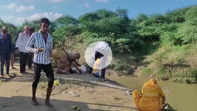 धौलपुर: चंबल नदी पर अनंत चतुर्दशी के अवसर पर श्रद्धालुओं ने गणेश प्रतिमाओं को विधि-विधान से विदाई दी